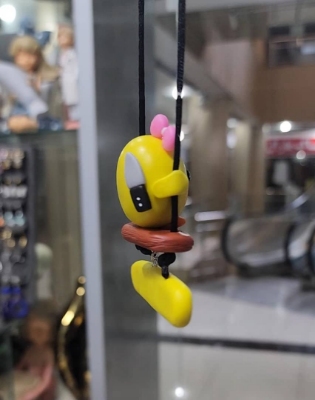 تصویر  آویز  جوجه چاقو به دست